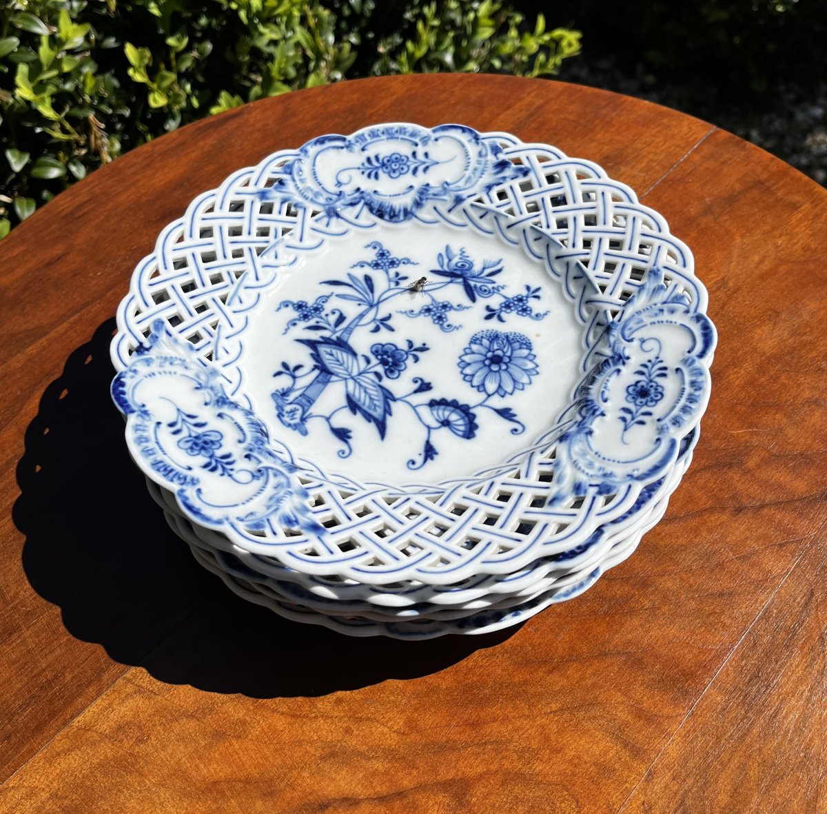 5 assiettes en porcelaine de Meissen, décor main, marli tressé, signées.-photo-2