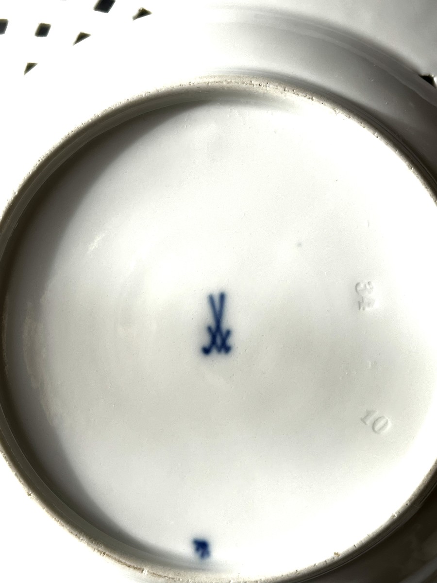 5 assiettes en porcelaine de Meissen, décor main, marli tressé, signées.-photo-1