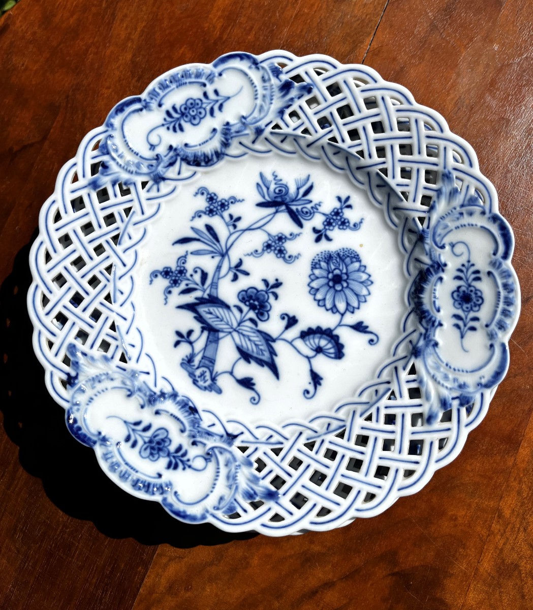 5 assiettes en porcelaine de Meissen, décor main, marli tressé, signées.