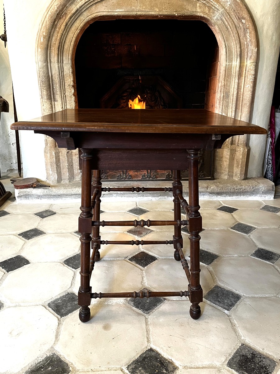 Table carrée en noyer style table de changeur, 19ème siècle.