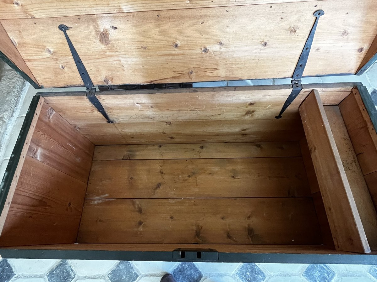 Dutch Hindeloopen Style Chest, With Hand-painted Decoration On A Dark Green Background.-photo-1