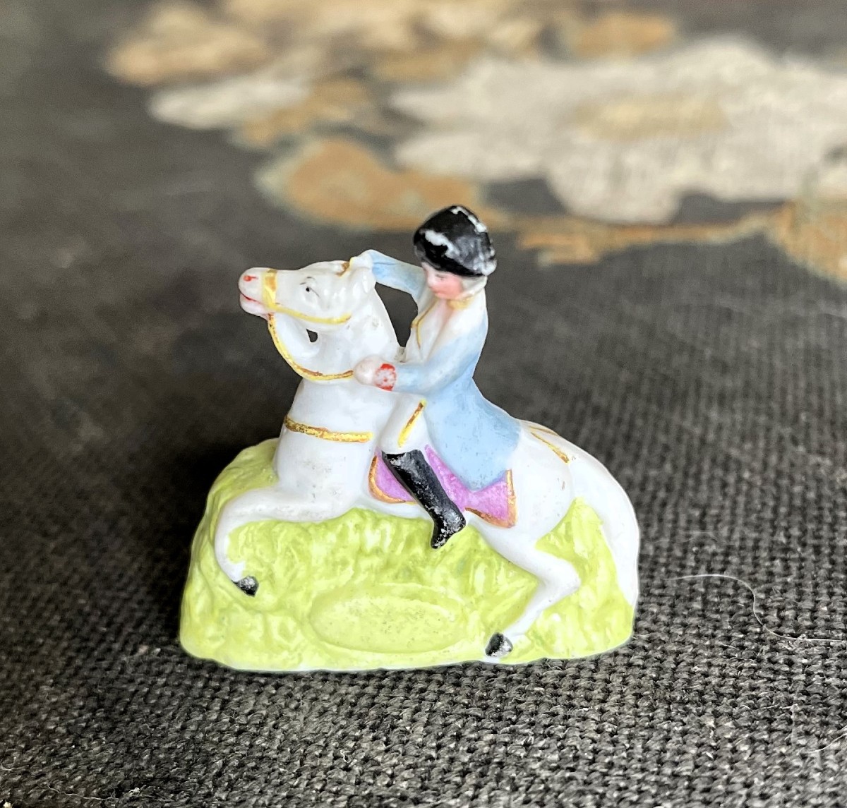 Collection de 6 sujets miniatures en porcelaine de Saxe, peints à la main,-photo-1