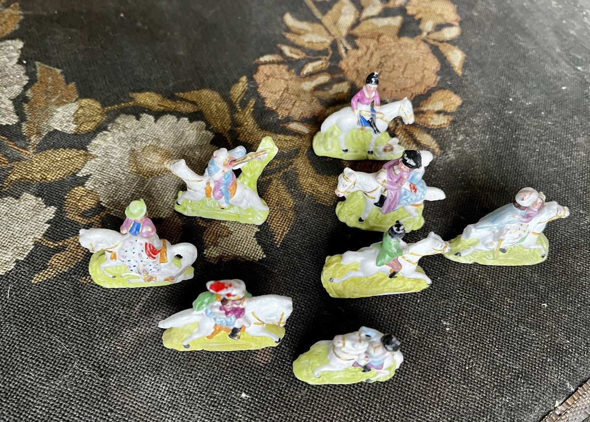 Collection de 6 sujets miniatures en porcelaine de Saxe, peints à la main,