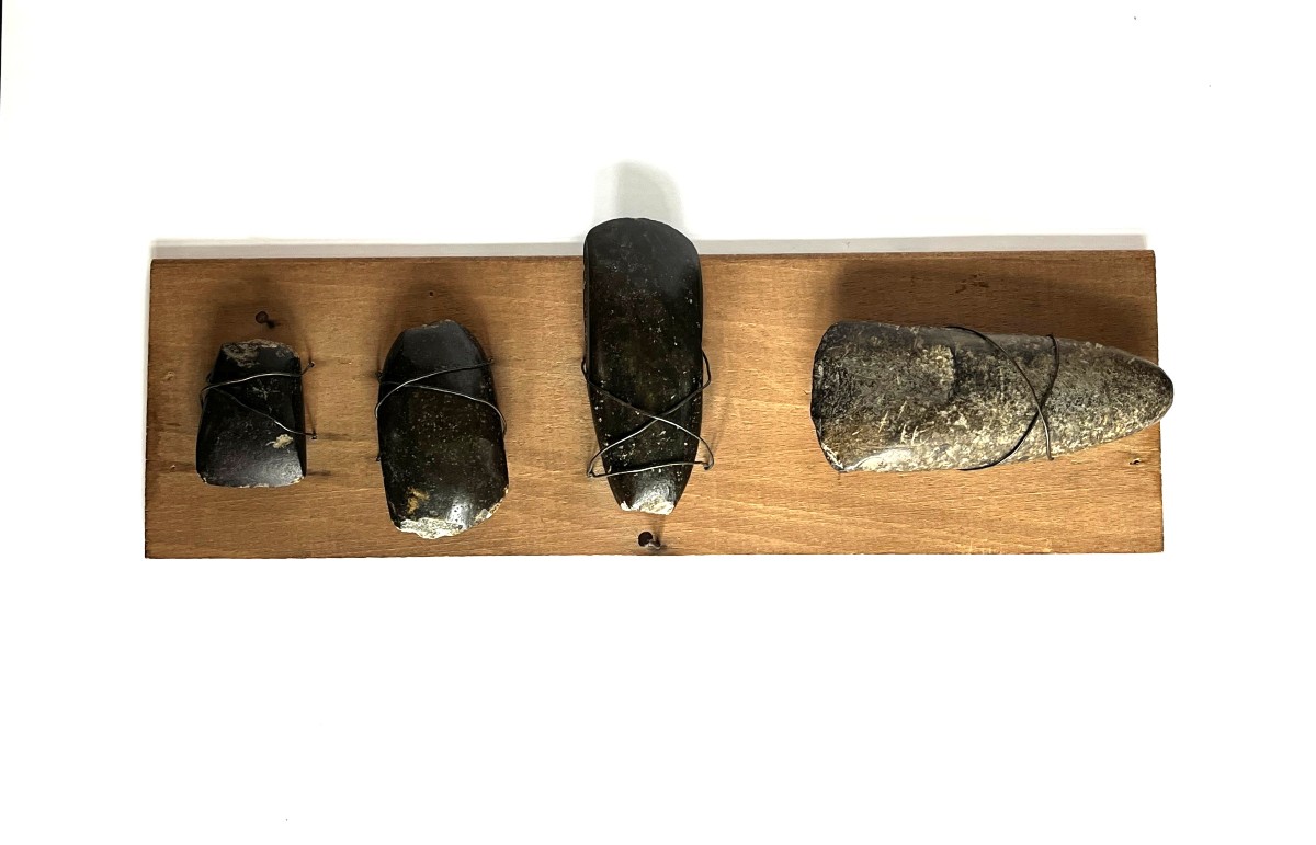 Collection de 4 haches en pierres polies, Néolithique.