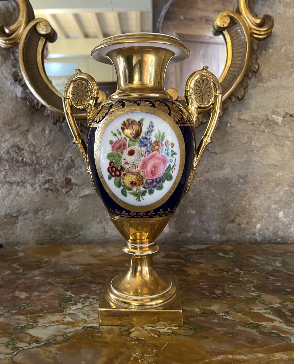 Vase en porcelaine de Paris, début 19ème siècle