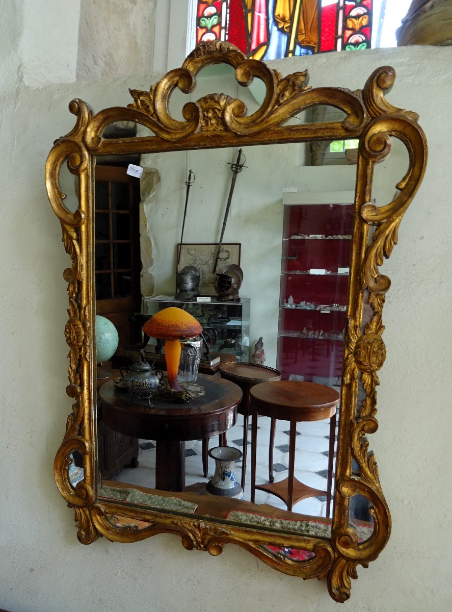 Miroir style Louis XV en bois doré à la feuille