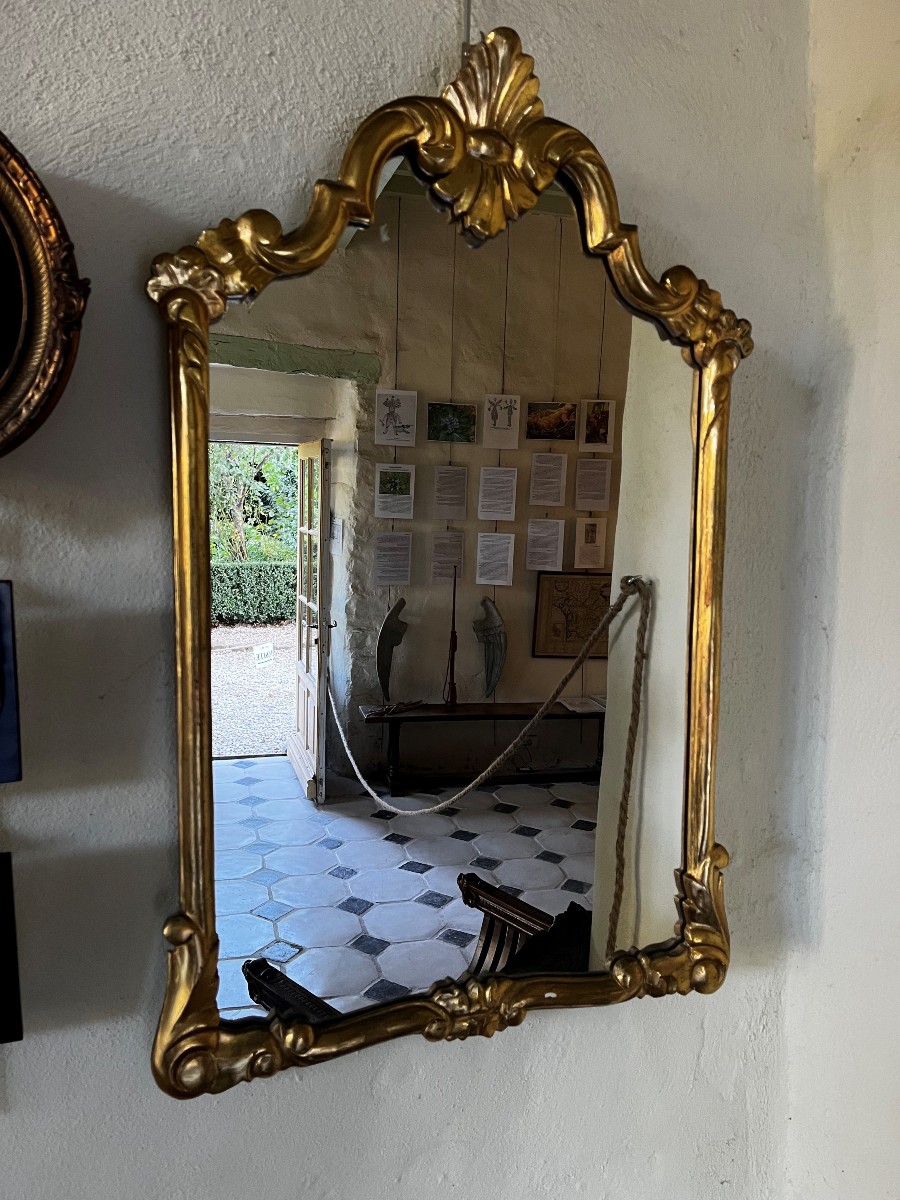 Miroir de style Louis XV en bois doré à la feuille