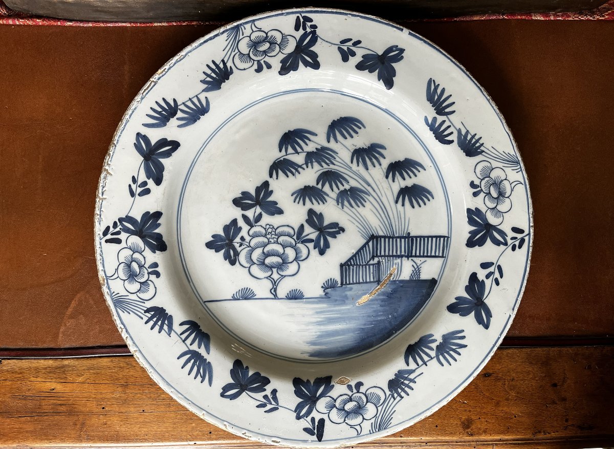 Paire de plats en faïence de Delft, 18ème siècle, diamètre 36,5 cm.-photo-3