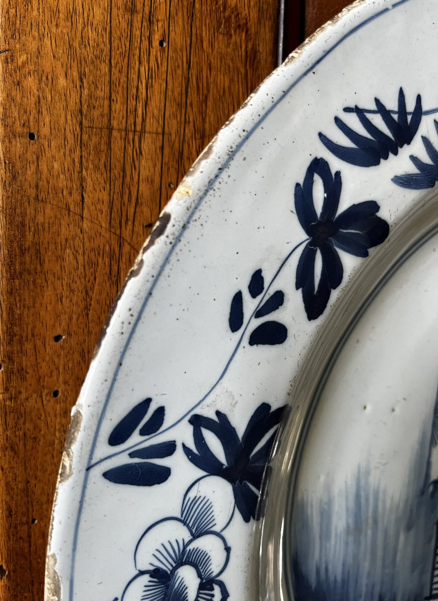 Paire de plats en faïence de Delft, 18ème siècle, diamètre 36,5 cm.-photo-1