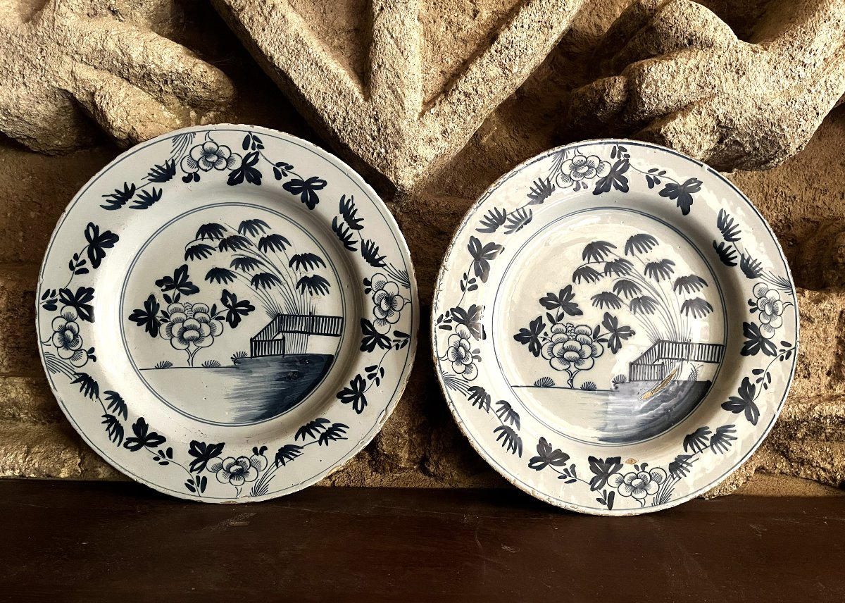 Paire de plats en faïence de Delft, 18ème siècle, diamètre 36,5 cm.