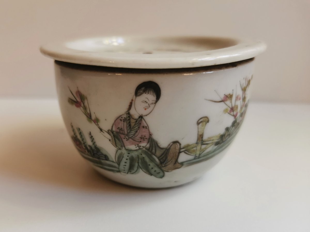 Cricket Box, 19th-century Chinese Porcelain.