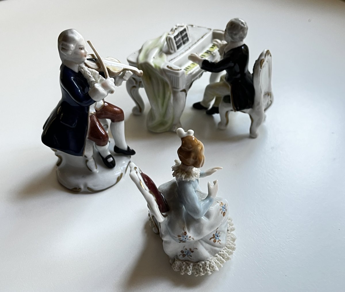 "Le Concert", groupe en porcelaine de Saxe du milieu XXème siècle, représentant Schubert.-photo-2