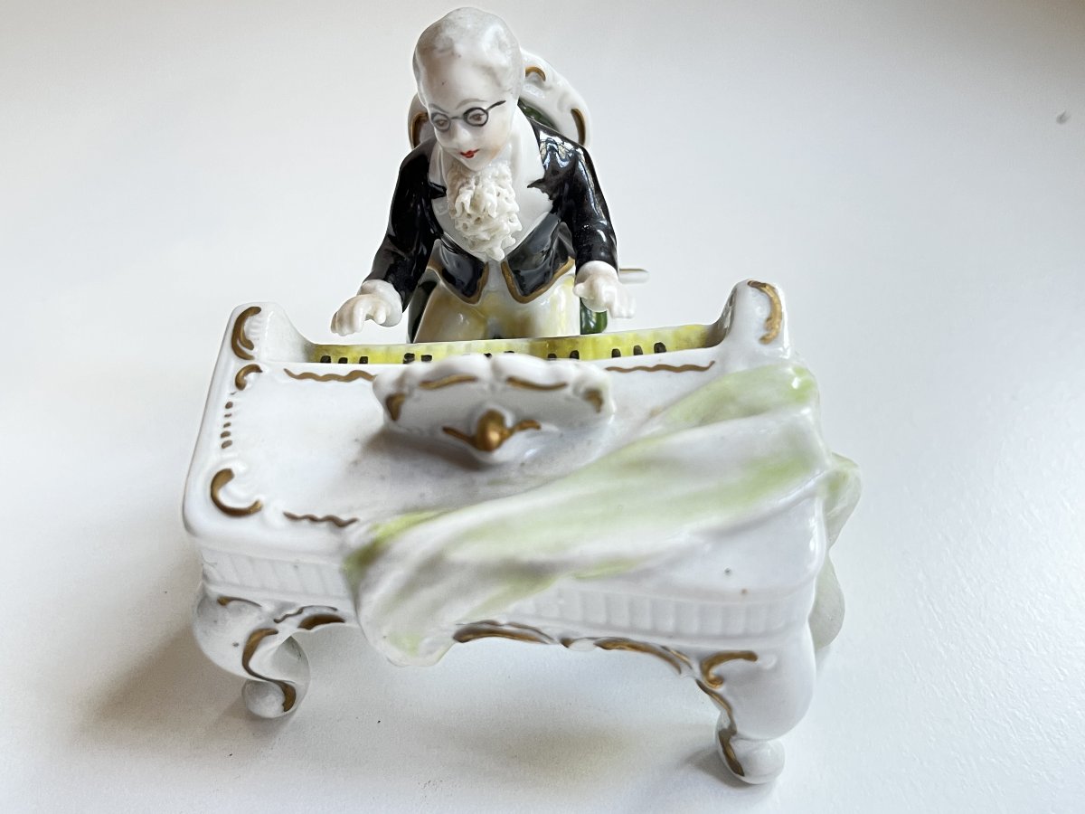 "Le Concert", groupe en porcelaine de Saxe du milieu XXème siècle, représentant Schubert.-photo-1