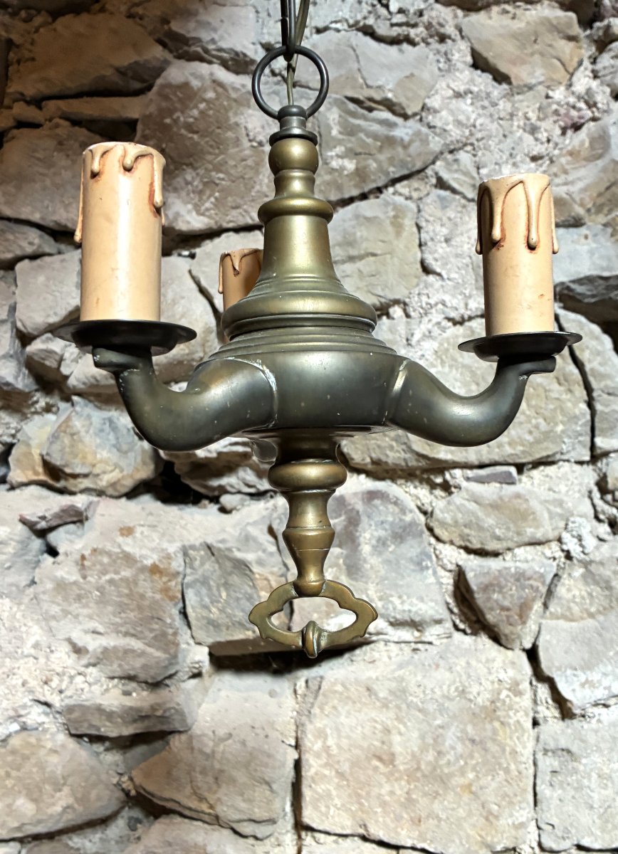 Lustre en bronze inspiré d'un modèle antique à huile, XXème siècle.
