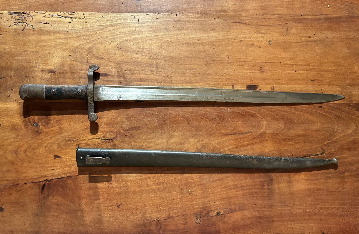 Baïonnette Steyr, modèle 1886, avec son fourreau.