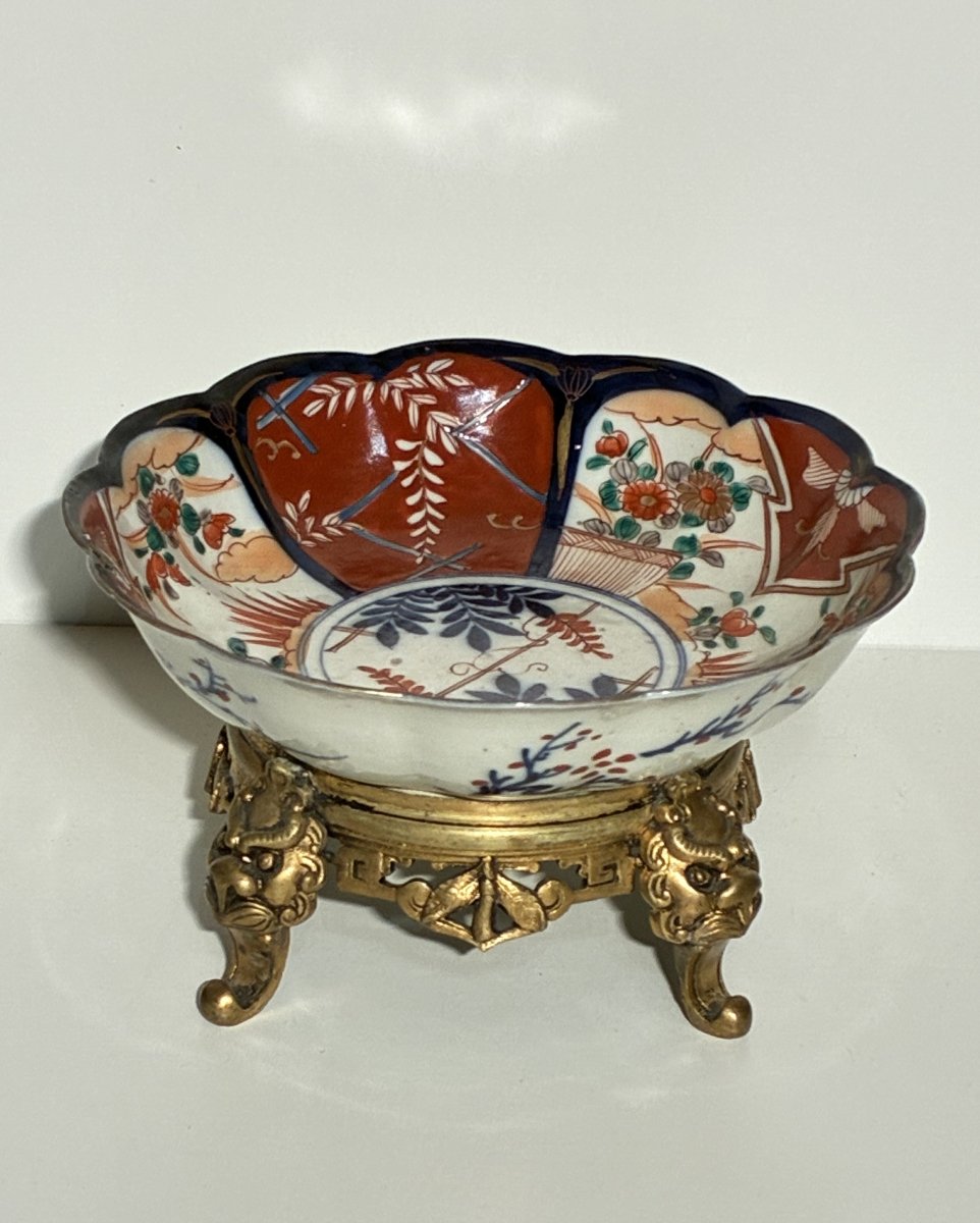 Japanese Imari-style Porcelain Cup, 19th Century, Mounted On A Bronze Base