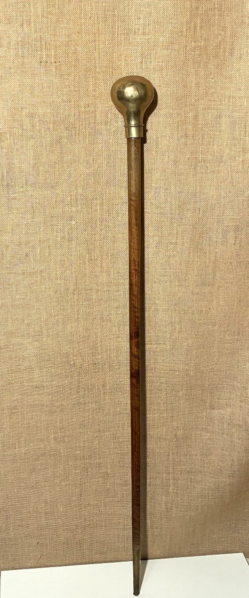 Canne de théâtre : bâtonnier, noyer et laiton hauteur 117 cm.
