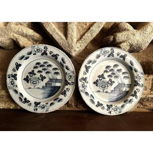 Paire de plats en faïence de Delft, 18ème siècle, diamètre 36,5 cm.