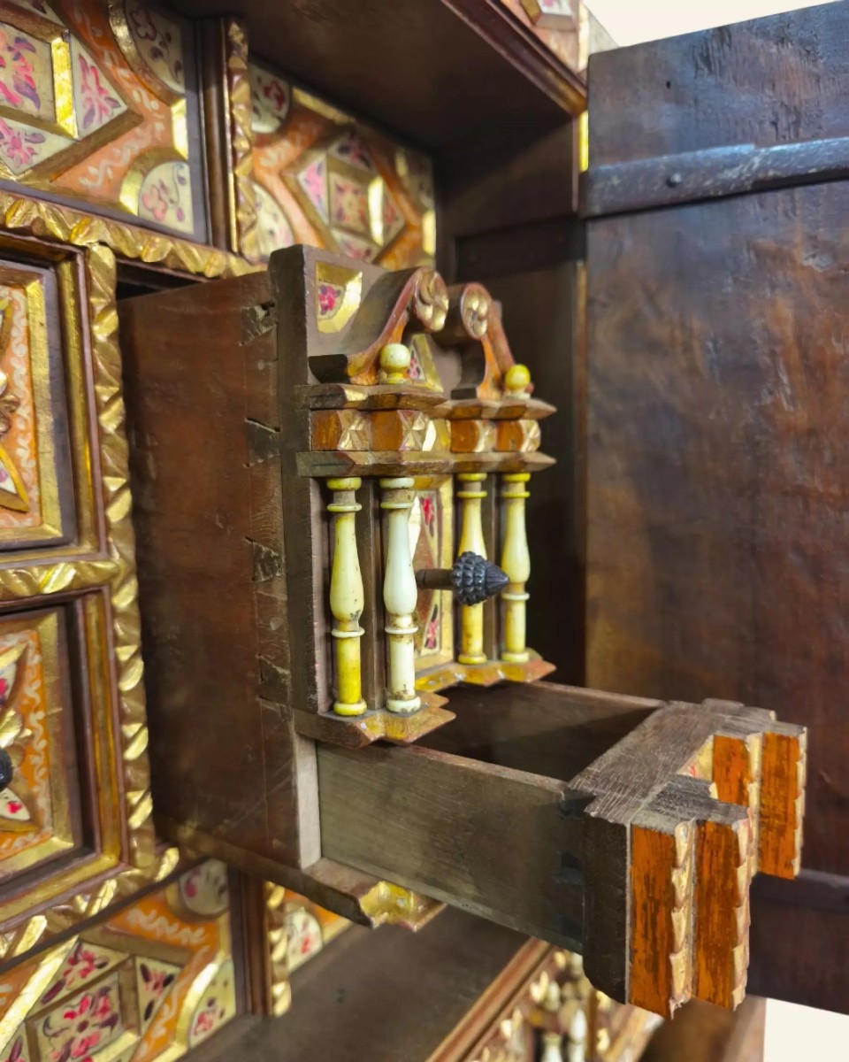 Bargueño Salmantino - 20th Century - Walnut, Polychrome Bone, And 24 Carat Gold Leaf-photo-4