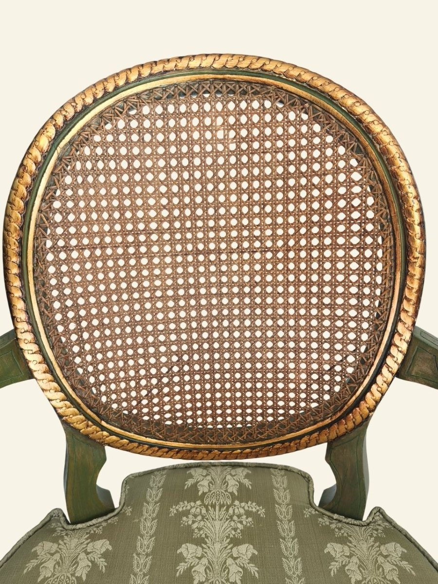 Paire De Fauteuils De Style Louis XVI À Dossier Médaillon Canné-photo-1