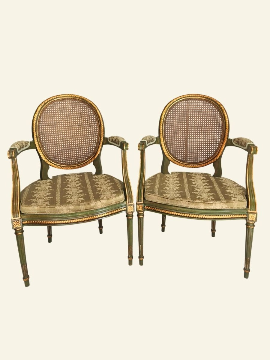 Paire De Fauteuils De Style Louis XVI À Dossier Médaillon Canné
