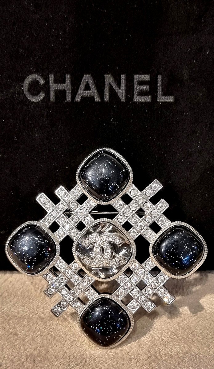 Chanel Broche Cristal Et Verre Pailleté 