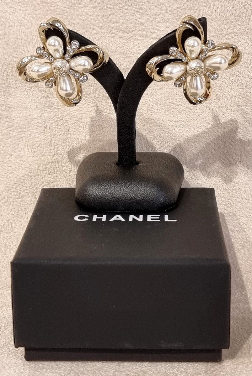 Chanel Paire De Boucles d'Oreilles  Métal Doré Perles En Verre Nacrées Et Cristal 