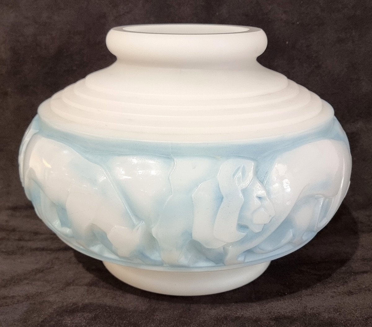Pierre d'Avesn Lions Vase Lionesses Art Deco 1930 White Glass With Blue Patina
