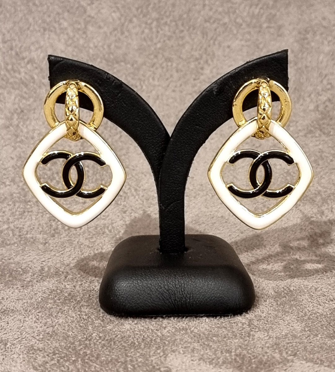 Chanel Paire De Boucles d'Oreilles Double Cc Dorées Laque Noire & Blanche-photo-2