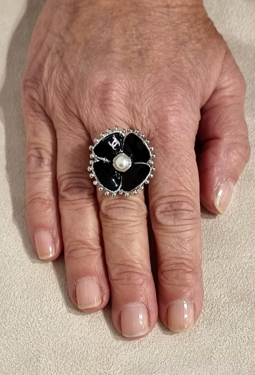 Chanel Bague Camélia émail Noir, Métal Argenté Et Perle De Verre Nacrée -photo-2