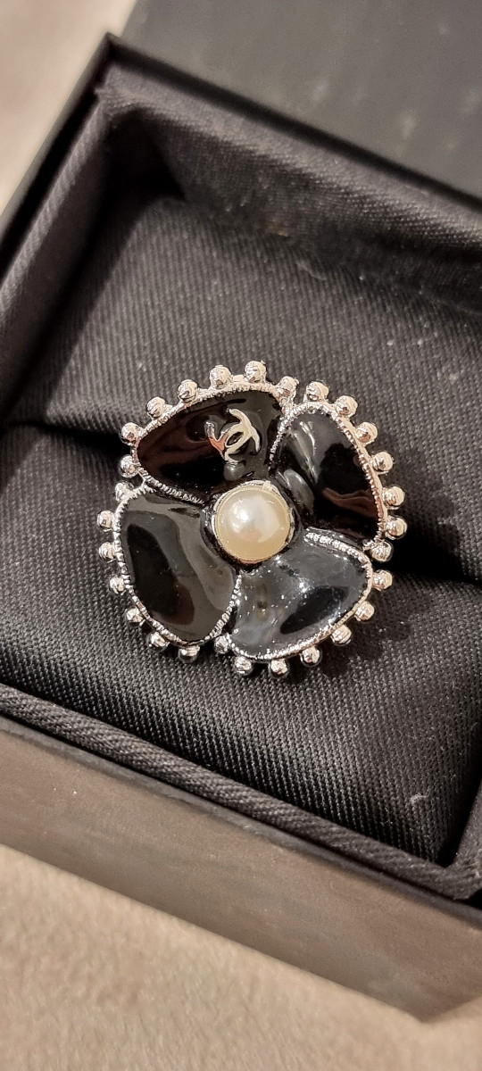 Chanel Bague Camélia émail Noir, Métal Argenté Et Perle De Verre Nacrée -photo-3