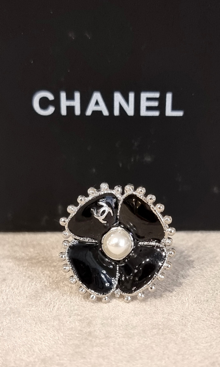 Chanel Bague Camélia émail Noir, Métal Argenté Et Perle De Verre Nacrée -photo-2