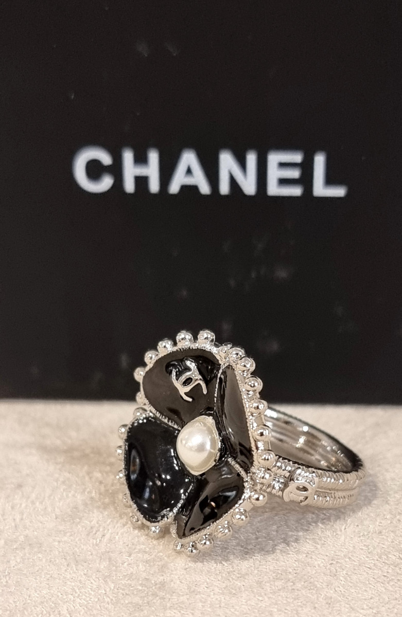 Chanel Bague Camélia émail Noir, Métal Argenté Et Perle De Verre Nacrée -photo-3