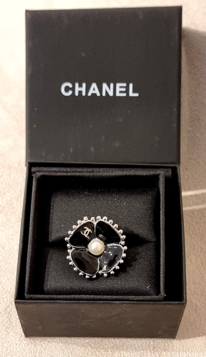 Chanel Bague Camélia émail Noir, Métal Argenté Et Perle De Verre Nacrée 