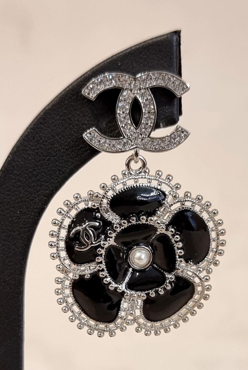 Chanel Paire Boucles d'Oreilles Camélia cristal, émail Noir, Métal Argenté Perle En Verre Nacré-photo-2
