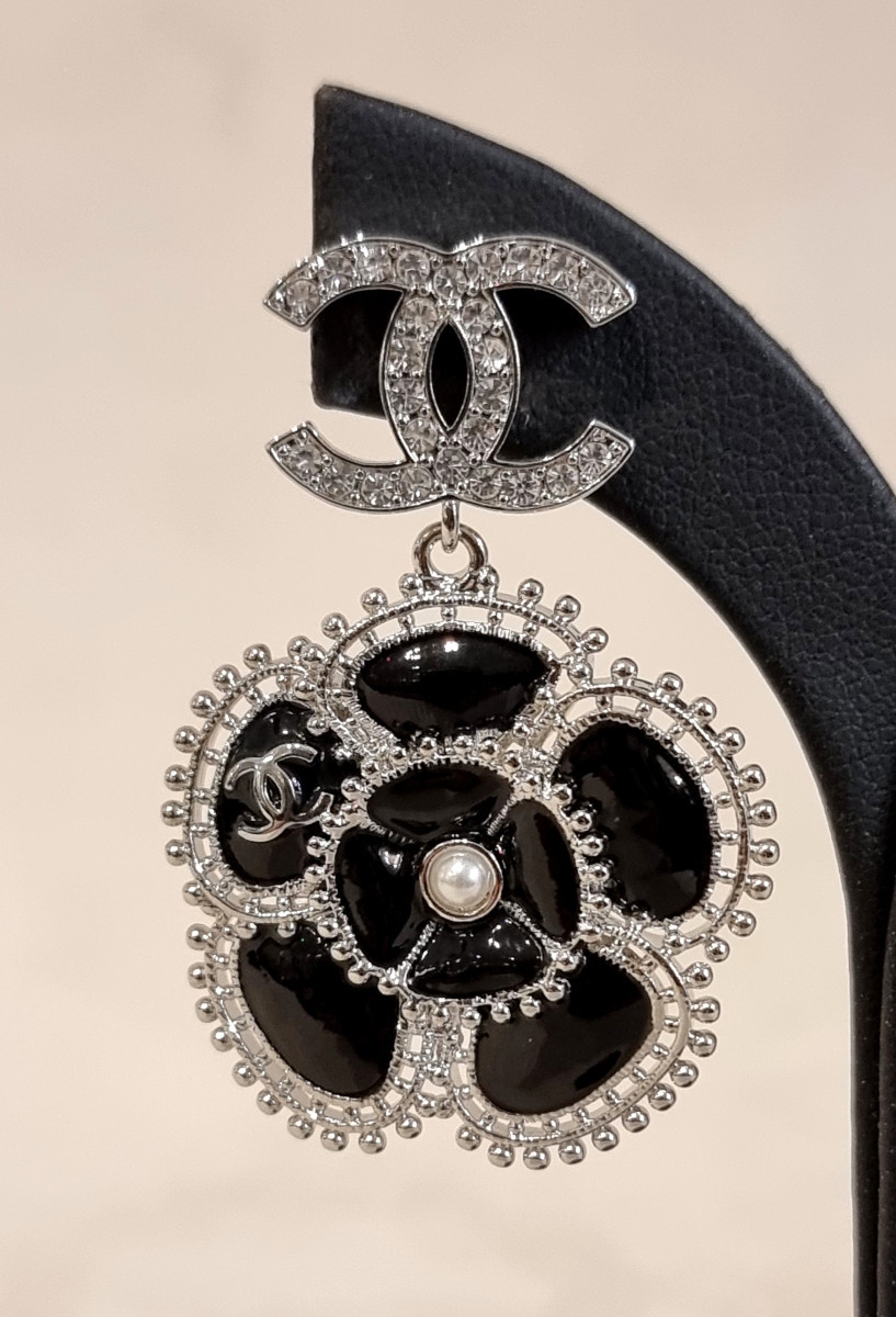 Chanel Paire Boucles d'Oreilles Camélia cristal, émail Noir, Métal Argenté Perle En Verre Nacré-photo-3