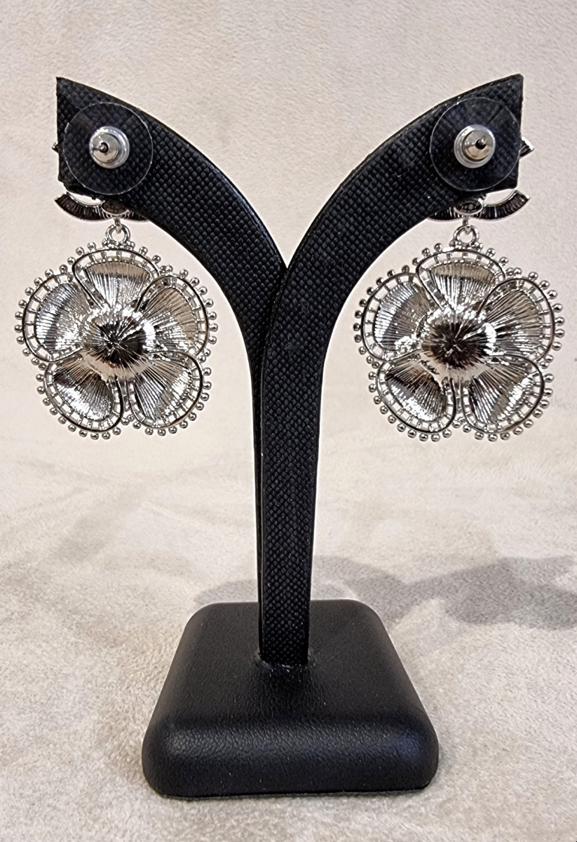 Chanel Paire Boucles d'Oreilles Camélia cristal, émail Noir, Métal Argenté Perle En Verre Nacré-photo-4