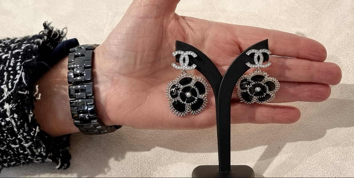 Chanel Paire Boucles d'Oreilles Camélia cristal, émail Noir, Métal Argenté Perle En Verre Nacré-photo-1