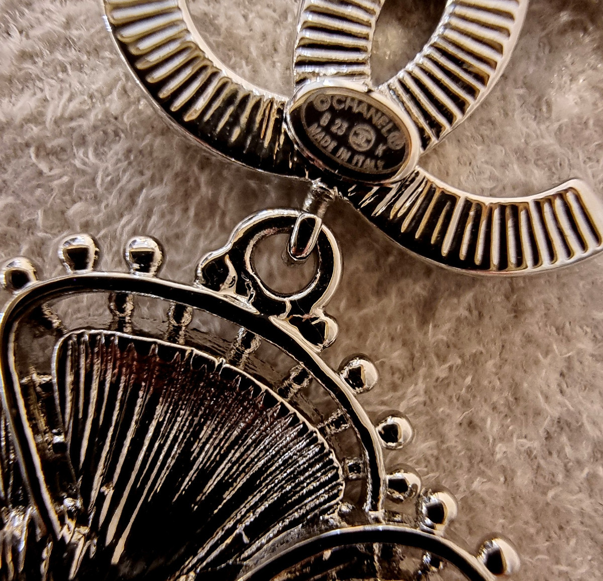 Chanel Paire Boucles d'Oreilles Camélia cristal, émail Noir, Métal Argenté Perle En Verre Nacré-photo-2