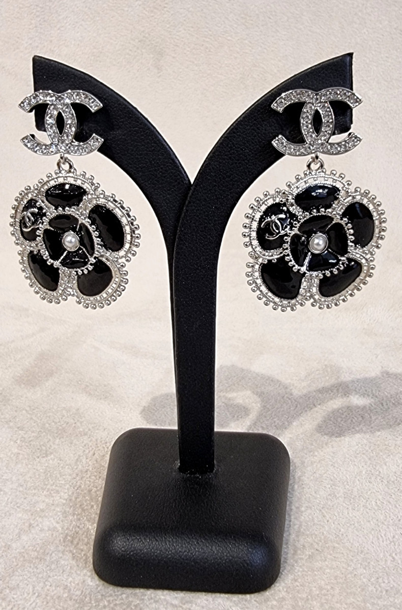 Chanel Paire Boucles d'Oreilles Camélia cristal, émail Noir, Métal Argenté Perle En Verre Nacré