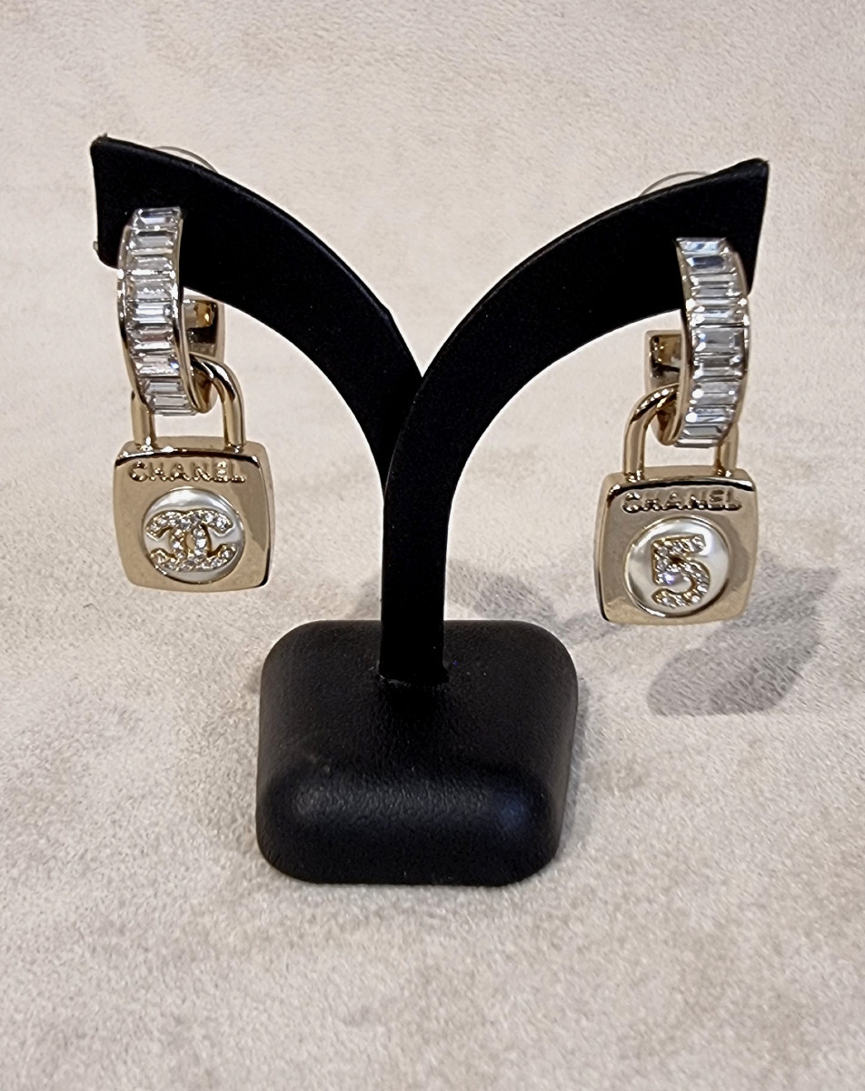 Chanel Boucles d'Oreilles Cadenas Métal Doré & Cristal-photo-3