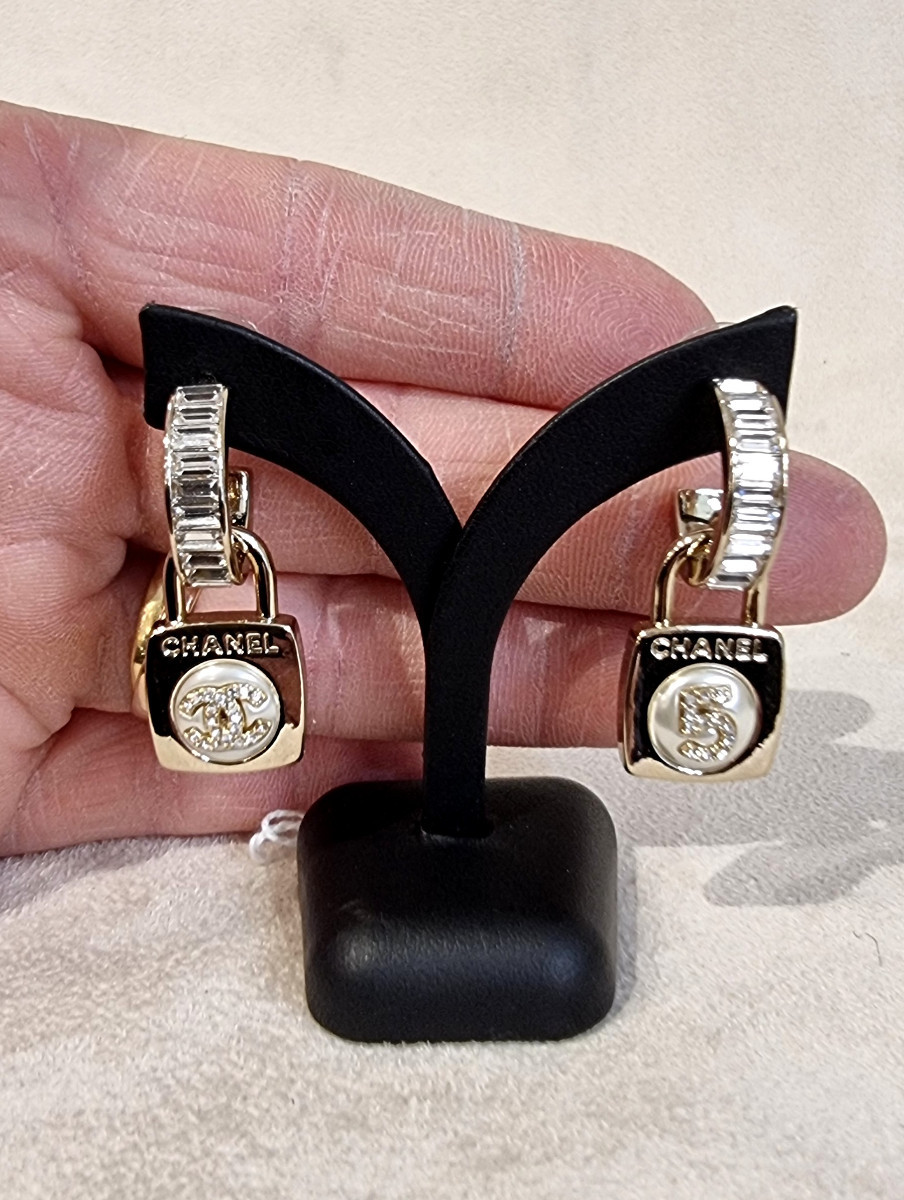 Chanel Boucles d'Oreilles Cadenas Métal Doré & Cristal-photo-2