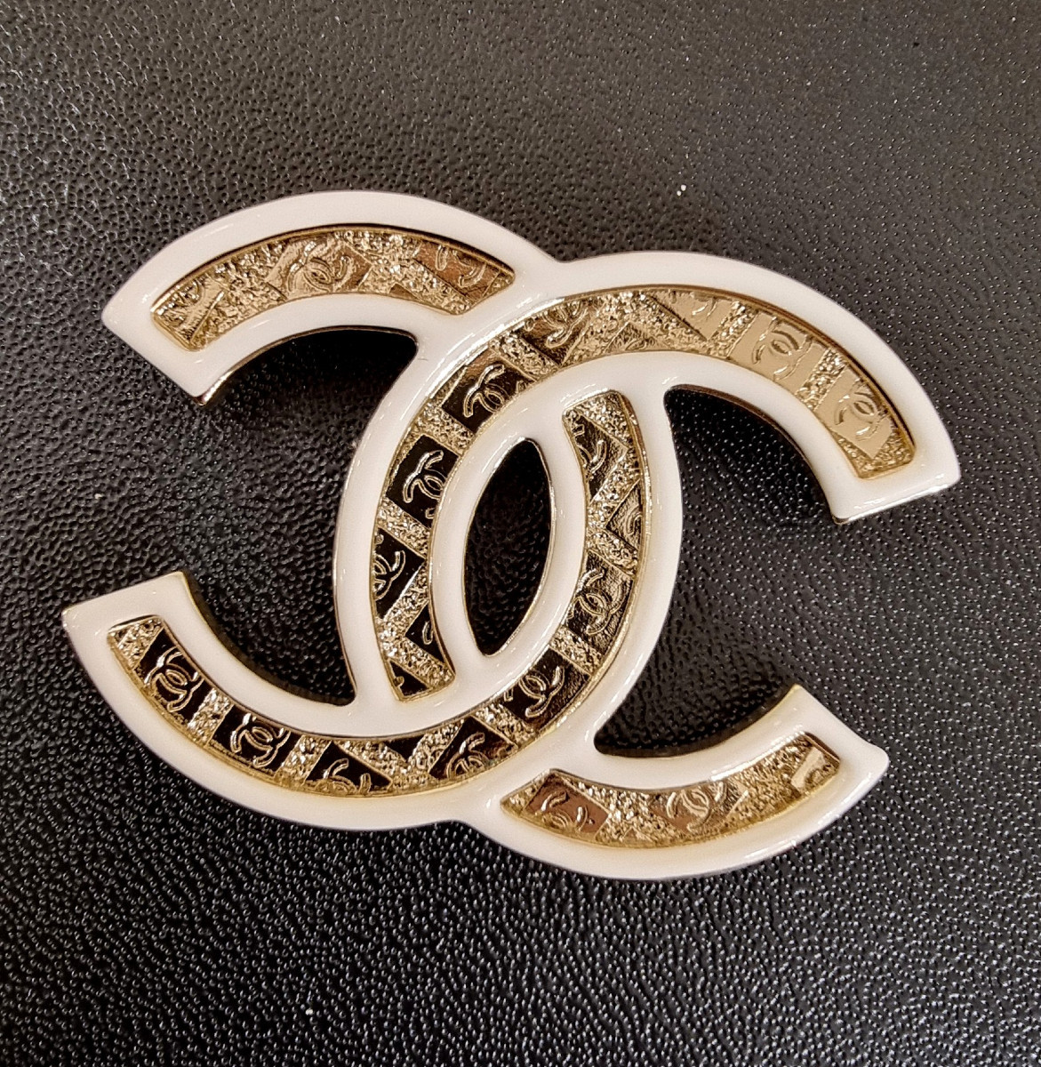 Chanel Broche Double Cc émail Blanc Et Dorure-photo-2