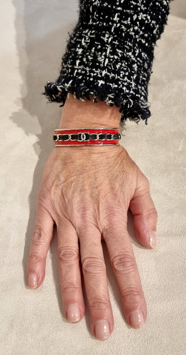 Chanel Bracelet émail Rouge  Cuir Noir & Métal Doré-photo-2