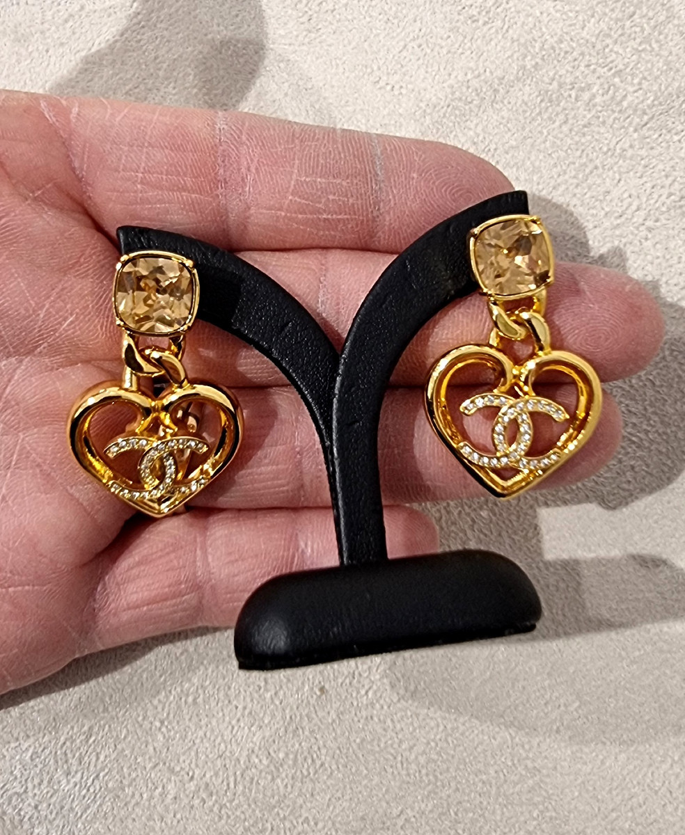 CHANEL BOUCLES D'OREILLES COEURS PENDANTS -photo-1