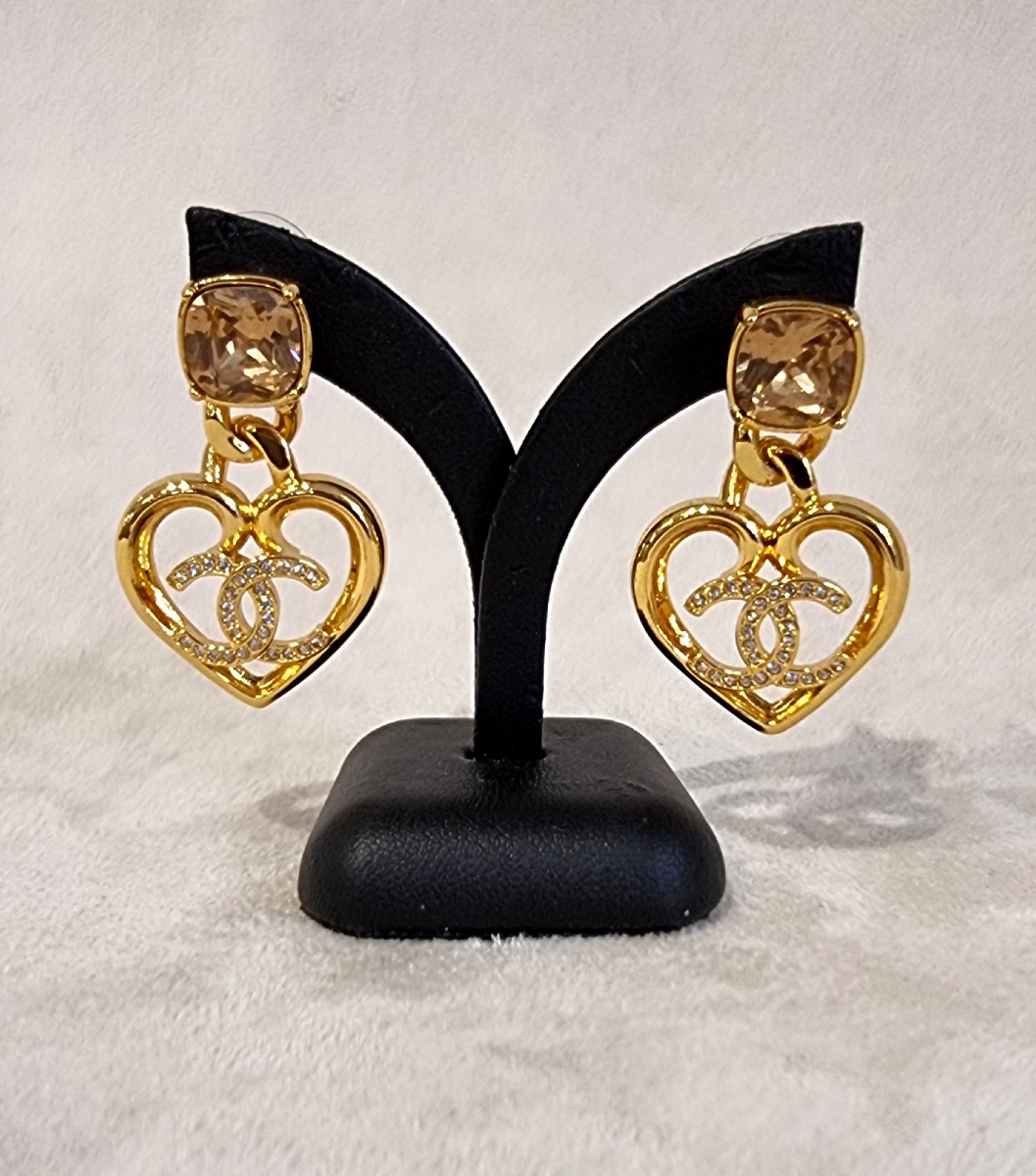CHANEL BOUCLES D'OREILLES COEURS PENDANTS 