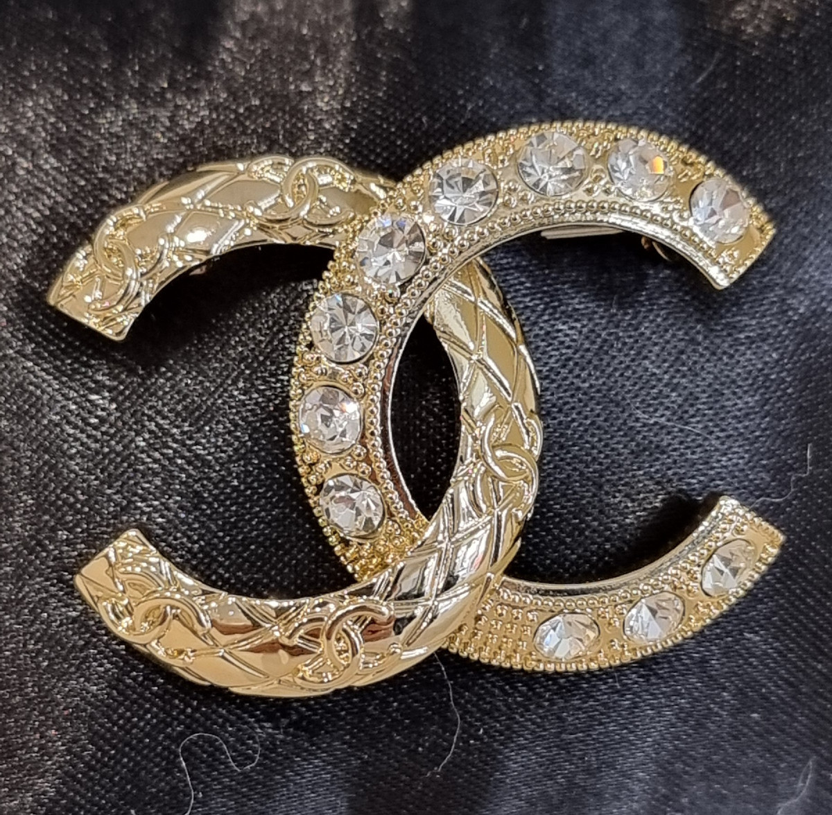 CHANEL BROCHE Double CC Métal doré et cristal -photo-3
