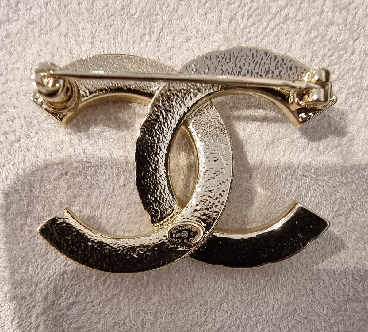 CHANEL BROCHE Double CC Métal doré et cristal -photo-1
