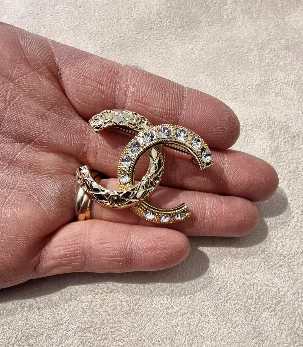CHANEL BROCHE Double CC Métal doré et cristal -photo-2