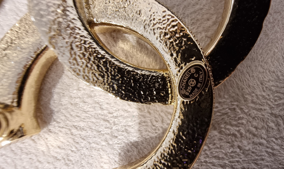 CHANEL BROCHE Double CC Métal doré et cristal -photo-3